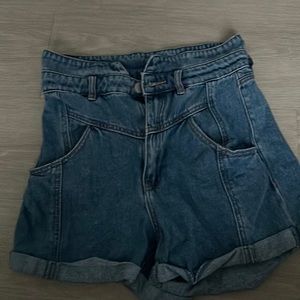 Shorts dark color high waisted.